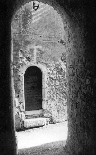 porte et voûte
(coupée lors de la numérisation: à recadrer... un jour)